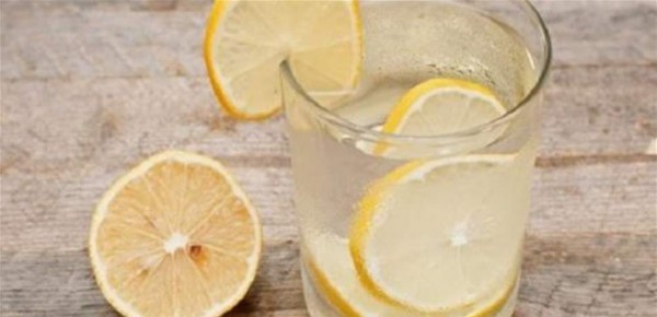 فوائد عجيبة لشرب فنجان من الماء الدافئ مع الليمون على الريق