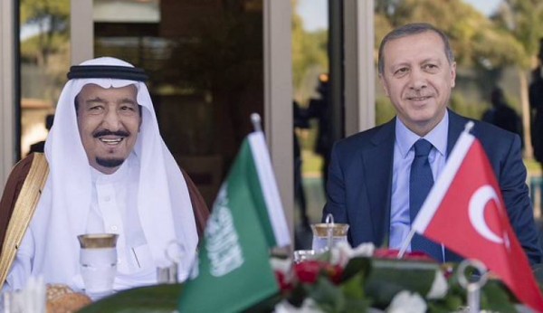 العاهل السعودي يجري اتصالا مع الرئيس التركي.. وهذا ما جاء فيه