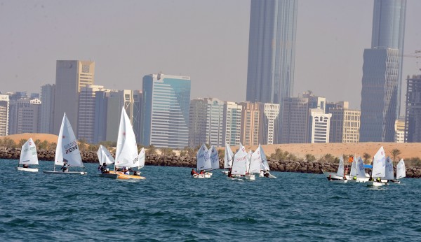 نادي تراث الإمارات يشارك الخميس في بطولة بطل الإمارات للشراع