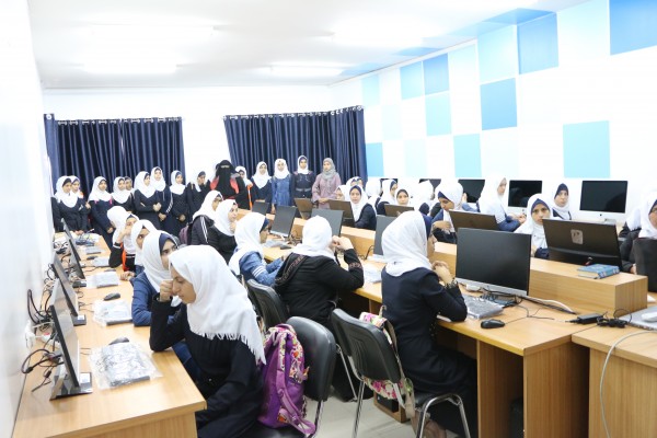 جامعة غزة تستقبل وفداً من مدرسة علي بن أبي طالب الثانوية للبنات