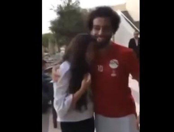 فيديو: محمد صلاح يحتضن معجبة بعد ان بكت لرؤيته