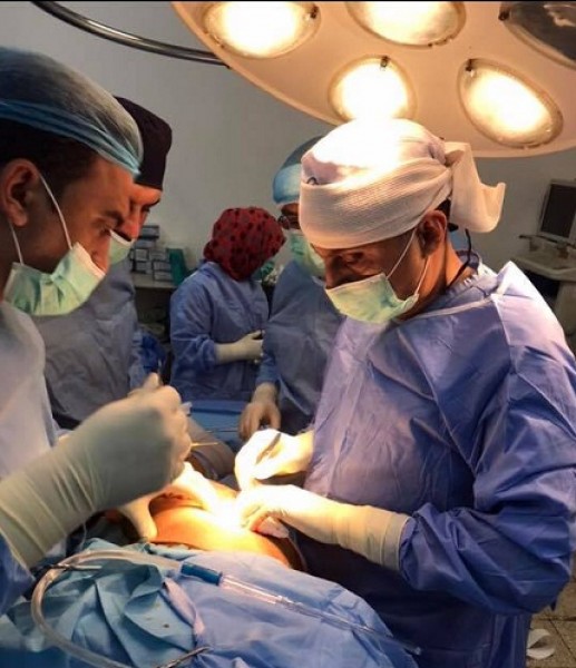 إجراء عملية تبديل مفصل الورك الكامل الأيمن لمريض في مستشفى اليرموك التعليمي