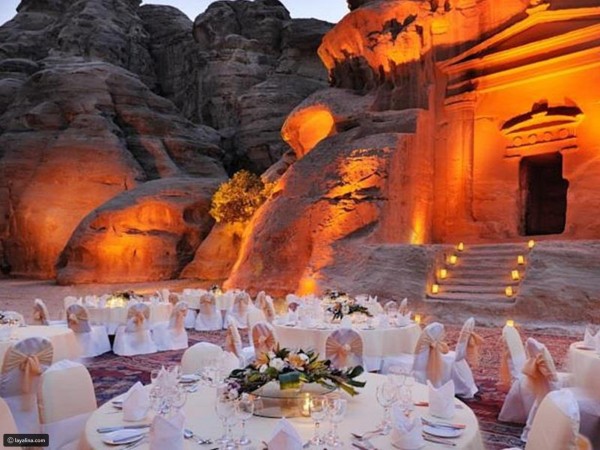 صور: بين جبال البتراء.. زفاف رائع جذب أنظار الجميع في الأردن