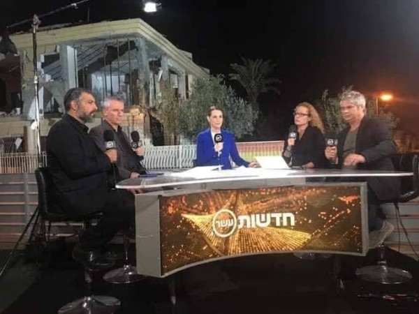 شاهد: القناة 10 الإسرائيلية تبث استديو من المنزل الذي قُصف في بئر السبع