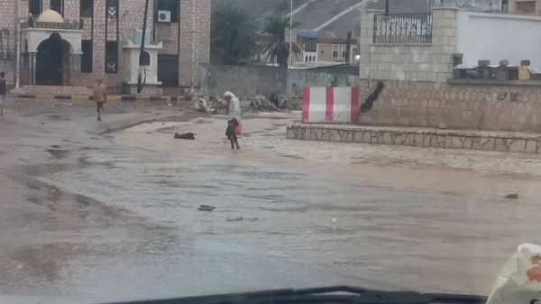 فرق الإنقاذ بأمن ساحل حضرموت تباشر عملها أثناء اشتداد هطول الأمطار