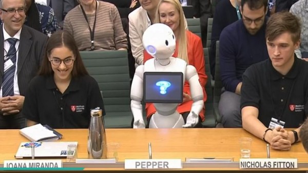 فيديو: لأول مرة.. روبوت يقدم شهادته أمام البرلمان البريطاني