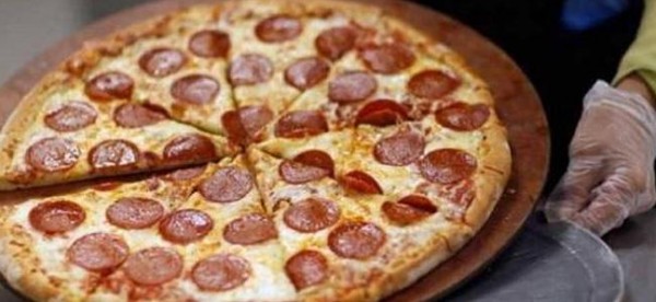 بريطانيا تكافح البدانة بإجراء "غريب" ضد البيتزا