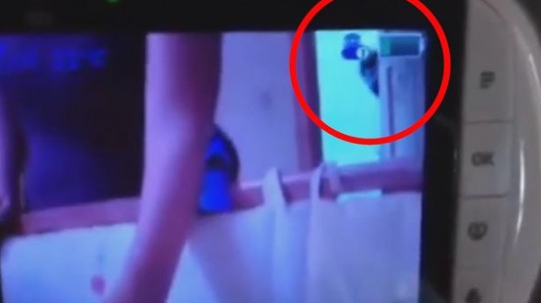 مفاجأة مخيفة لأم تختبر كاميرا داخل غرفة طفلها