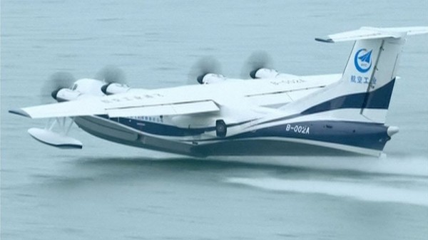 أكبر طائرة برمائية تنجح في الإقلاع والهبوط فوق الماء