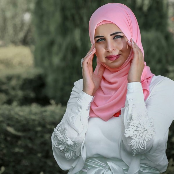 مي جعفر نجمة الامسية والأولى في لبنان في الرسم التشكيلي