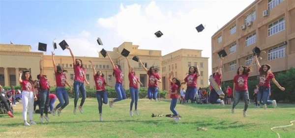 حفل تخرج طالبات مدرسة إعدادية يثير ضجة عبر "فيسبوك"