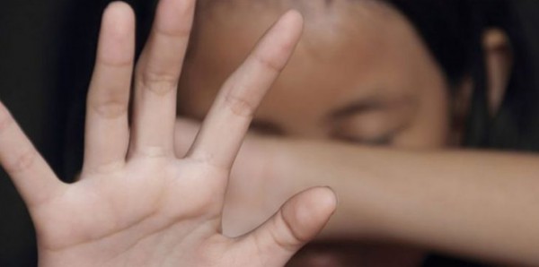 أب إسرائيلي يمارس أعمالاً شاذة مع طفلته لبيعها لمواقع إباحية.. تفاصيل مروعة