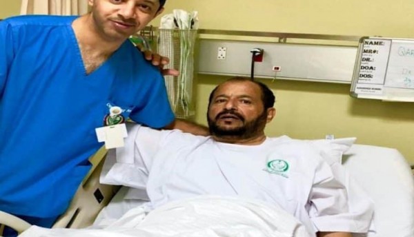 طالب يجري عملية جراحية لمعلمه