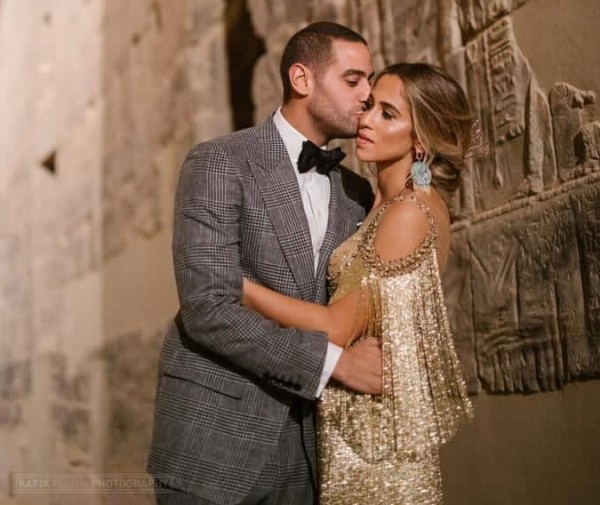 روب وبيجامات وكوشة سرير حفل زفاف غير تقليدي لابن رجل أعمال مصري دنيا الوطن