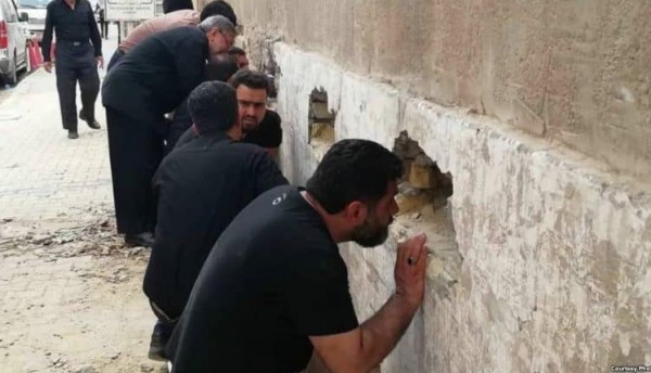 مشهد يثير الجدل.. البنك المركزي الإيراني يسلم الدولار من ثقوب الجدران بالعراق