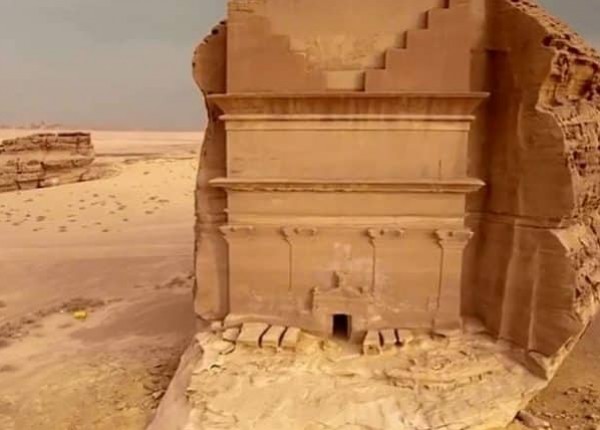 مصور عالمي يبهر العالم بتصويره لمدائن صالح.. ويعلق: أجمل ما رأت عيني