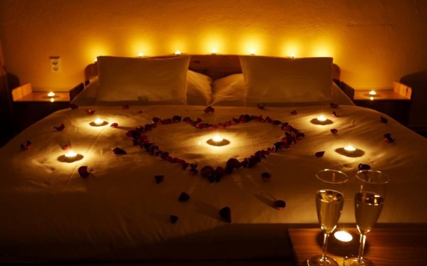 صور: هذه الطريقة الأنسب لتنسيق الشموع في غرفة النوم