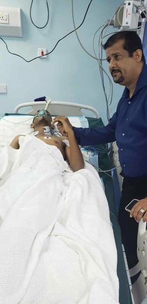قيادي في الجالية الجنوبية بأمريكا يزور أحد جرحى التفجير الأخير في الضالع