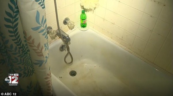 خمسينية علقت في حوض الاستحمام طوال 5 أيام.. والبريد ينقذها