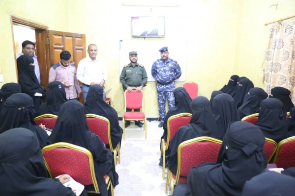المدير العام للأمن والشرطة بساحل حضرموت يدشن الدورة التدريبية الأولى للشرطة النسائية بالمكلا