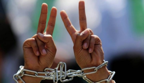الإعلامي الحكومي يدين خطوة الاحتلال بفرض أحكام الإعدام على الأسرى