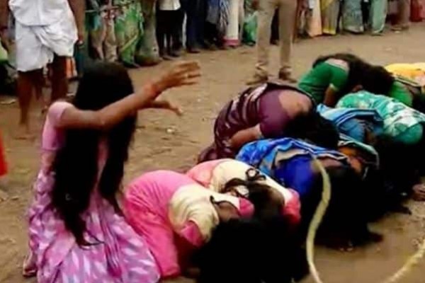في مشهد مؤذٍ ومُروع.. 5 آلاف فتاة يخضعن للضرب مرة واحدة