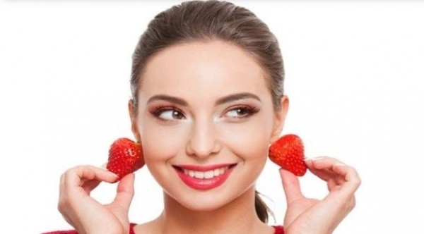 لذيذة في الأكل وحنونة على بشرتك.. 4 استخدامات مدهشة للفراولة للعناية بجمالك