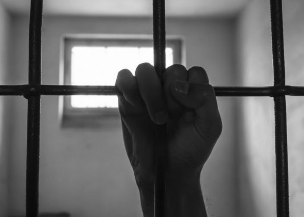 تجاهل رجال الشرطة صراخها 4 ساعات متواصلة.. سجينة تقلع عينيها وتأكلها