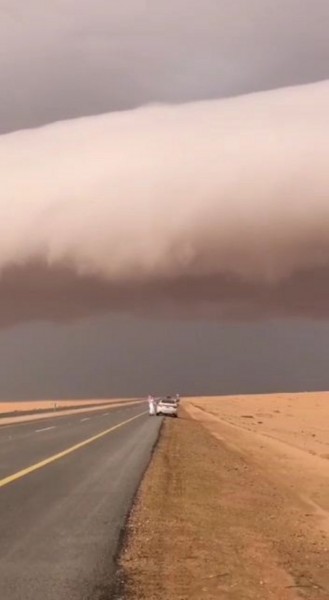 معلمة سعودية توثق ظاهرة نادرة الحدوث.. "سحاب الرول"