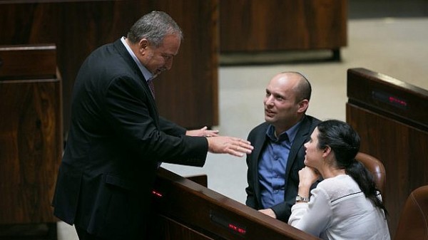 حرب "ليبرمان- بينت".. السبب غزة.. والهدف وزارة الجيش