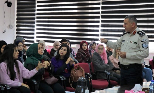 طواقم الضابطة الجمركية تقدم عدة محاضرات خلال الاسبوع الحالي