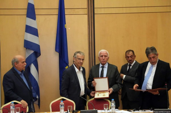 الأحمد وطوباسي يقلدان نائب رئيس البرلمان اليوناني وسام نجمة الصداقة