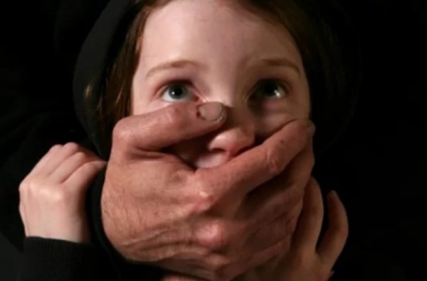 أب يغتصب طفلته 3 سنوات في مصر: "حملت بمزاجها"