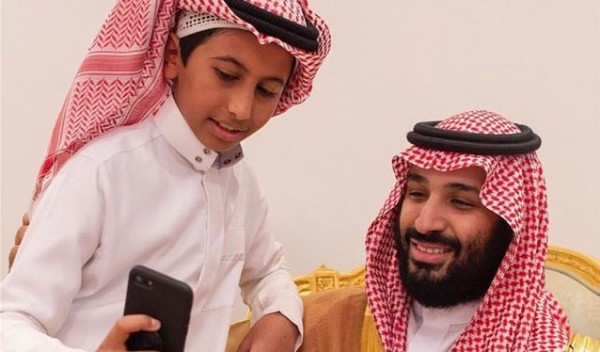 شاهد: صور تجمع بن سلمان بطفل تثير مواقع التواصل