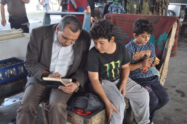 وزير العمل يستجيب لمناشدة انسانية لعائلة تتخذ جسر النهضة مأوى لها