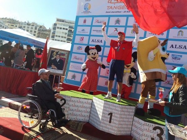 تكريم العداء المغربي العياشي في مارطاون طنجة الدولي