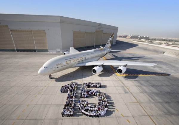 الاتحاد للطيران تحتفل بعيدها الـ15 مع تشكيل لوحة بشرية