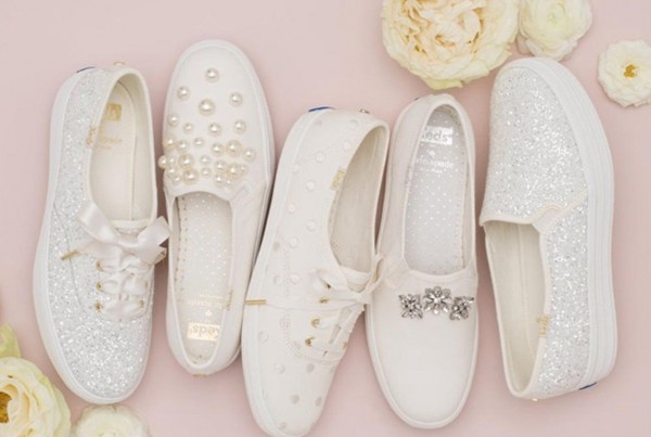 أحذية سنيكرز بيضاء مرصعة تتماشى مع العروس البسيطة