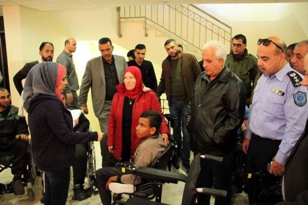 البكري والفارس يسلمان مكرمة رئاسية لذوي الإعاقة وسكان المسافر