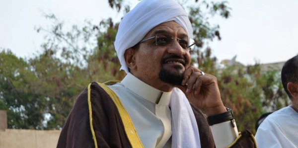 صور داعية مشهور على صدور حسناوات تثير جدلًا واسعًا في السودان