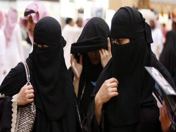 سعوديات يتمردن على تقاليد المملكة بـ"العباءة المقلوبة"