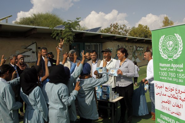 القدس: طواقم هيئة الأعمال الخيرية تحط الرحال في مدرسة "الإطارات" بالخان الأحمر