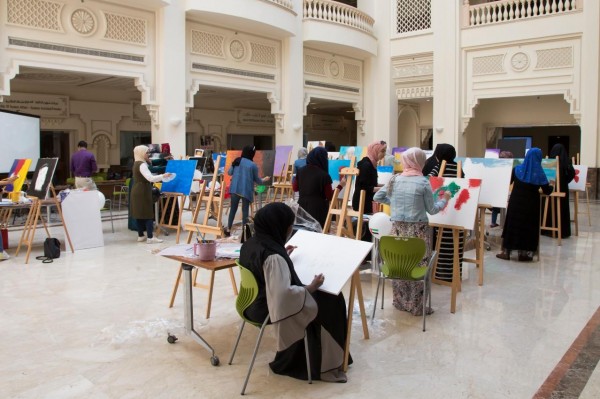 الجامعة القاسمية تنظم ورشة فنية ومرسما تشكيليا لطلبة الجامعات بعنوان إمارات الوفاء