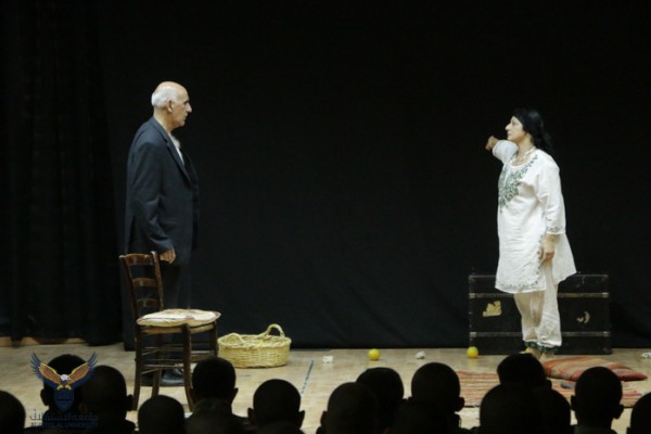 عشتار يعرض مسرحية حجارة وبرتقال لطلبة الإستقلال