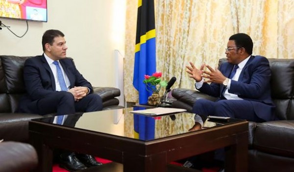 السفير أبو علي يلتقي رئيس الوزراء التنزاني لتطوير العلاقات التنموية الفلسطينية