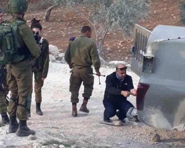 صور: بعد إصلاحه إطار جيب عسكري إسرائيلي.. إيقاف مدير شرطة الخليل وإحالته للتحقيق