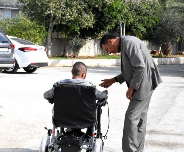 المحافظ البلوي واللواء الفارس يسلِمان مكرمة الرئيس للاشخاص من ذوي الاحتياجات الخاصة