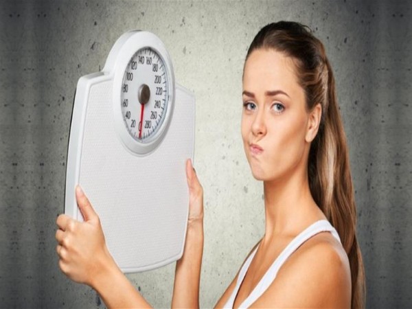 عكس الشائع.. 8 طرق "غريبة" لفقدان الوزن دون رياضة أو تنظيم أكل
