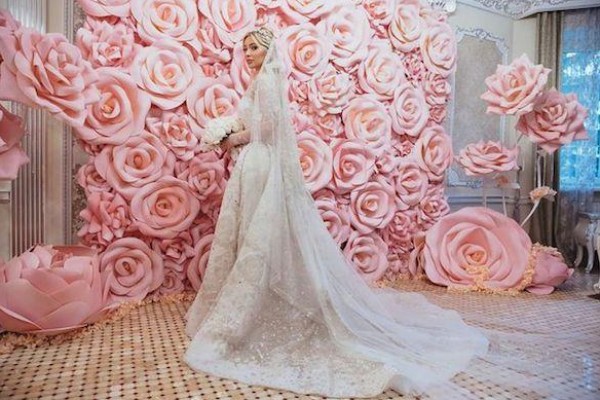 عروس شيشانية ترتدي فساتين بـ455 ألف دولار من تصميمات "زهير مراد وإيلي صعب"