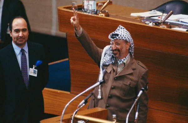 الفلسطينيون يحتفلون بذكرى مرور 30 عامًا على إعلان أبو عمار لوثيقة الإستقلال
